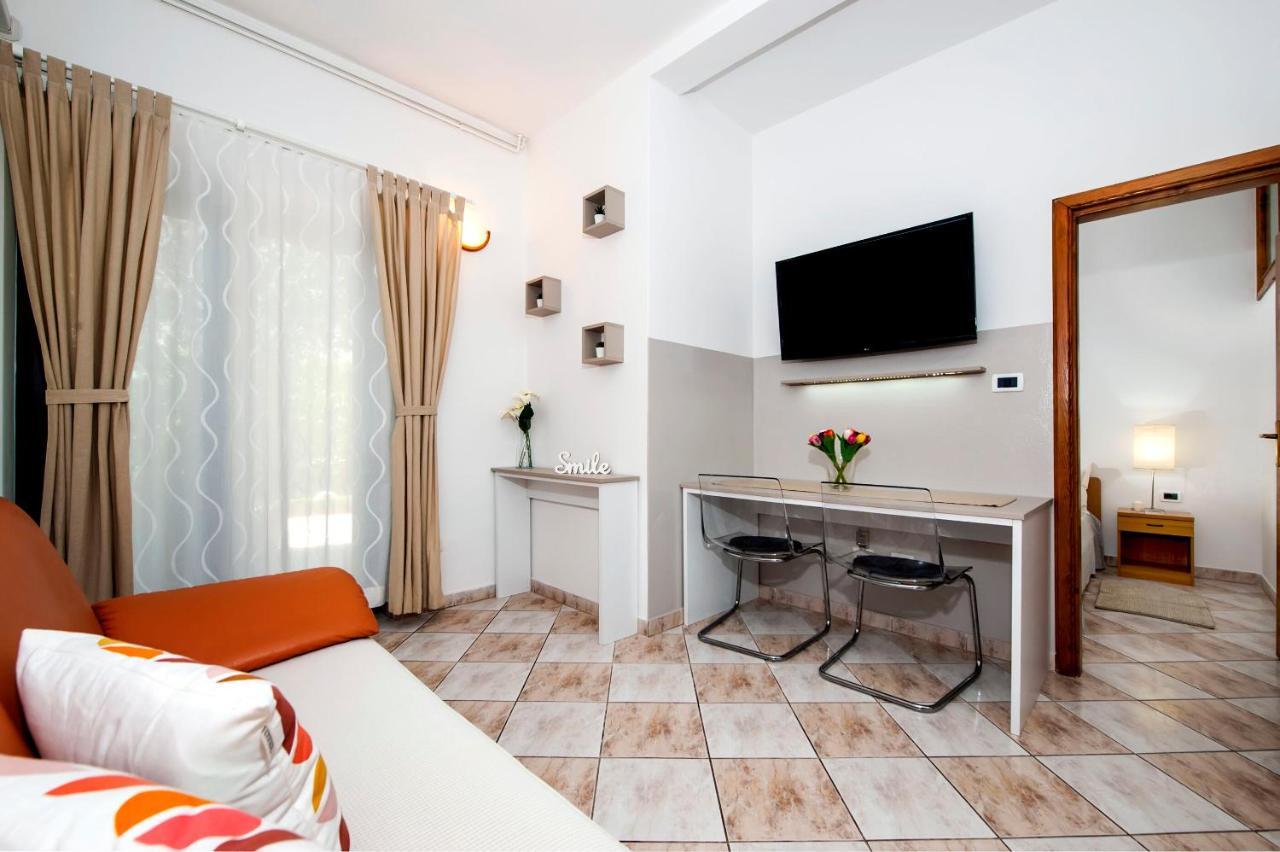 Apartments Milan Ровінь Екстер'єр фото