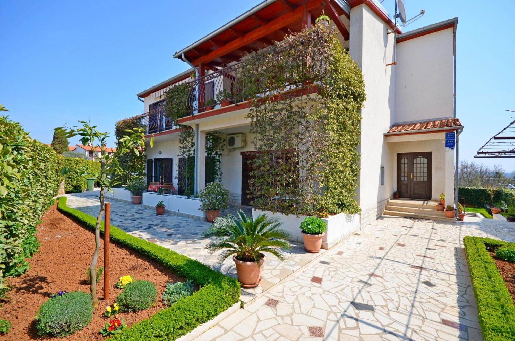 Apartments Milan Ровінь Екстер'єр фото